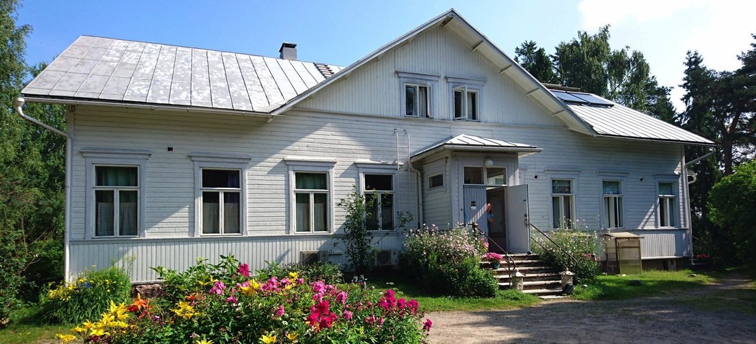 web-dev-camp-student-coding-in-garden-nature